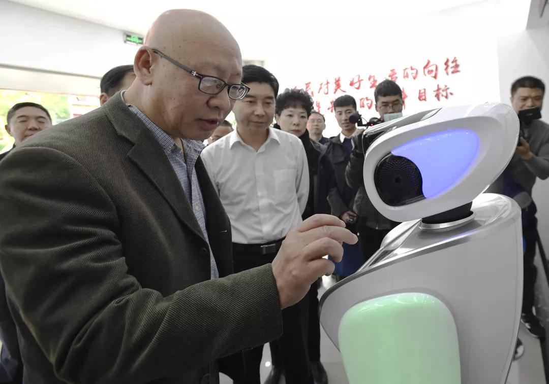 在西昌市公共法律服务中心体验智能法律机器人
